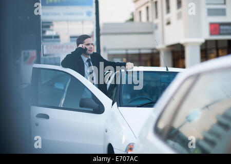 Mitte adult Geschäftsmann im Chat auf Smartphone in Stadt-Stau Stockfoto