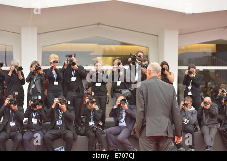 Venedig, Italien. 2. Sep, 2014. Regisseur Gabriele Salvatores stellt auf dem roten Teppich für den Film Italien In einem Tag während der 71. Filmfestspielen von Venedig im Lido von Venedig, Italien, 2. September 2014. © Liu Lihang/Xinhua/Alamy Live-Nachrichten Stockfoto