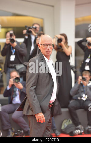 Venedig, Italien. 2. Sep, 2014. Regisseur Gabriele Salvatores stellt auf dem roten Teppich für den Film Italien In einem Tag während der 71. Filmfestspielen von Venedig im Lido von Venedig, Italien, 2. September 2014. © Liu Lihang/Xinhua/Alamy Live-Nachrichten Stockfoto