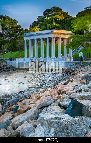 Das Denkmal mit dem Plymouth Felsen, der Stein, auf dem die Mayflower Pilger im Jahre 1620 landeten. Massachusetts - USA. Stockfoto