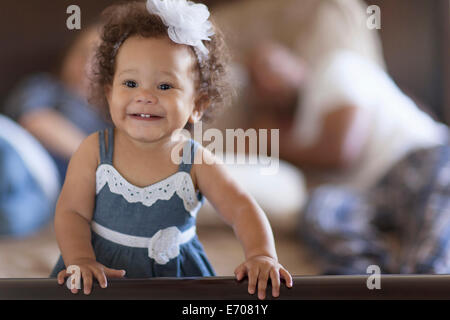 Porträt von Babymädchen, Eltern hinter Stockfoto