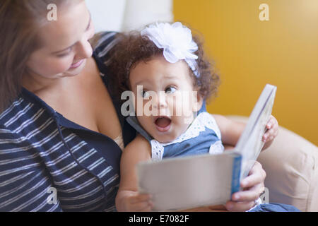 Mutter, Tochter lesen Stockfoto