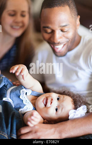 Mutter und Vater mit Tochter spielen Stockfoto