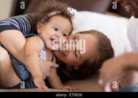 Mutter und Vater mit Tochter spielen Stockfoto