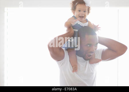 Vater Tochter auf seinen Schultern halten Stockfoto