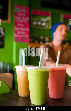 Bio-Smoothies auf Tisch im café Stockfoto