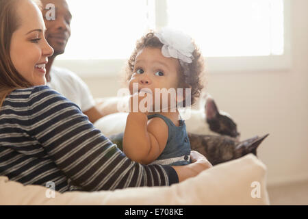 Mutter und Vater mit Tochter sitzen Stockfoto