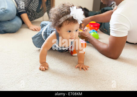 Mutter und Vater mit Tochter spielen Stockfoto