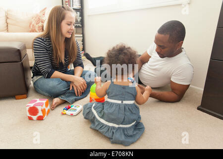 Mutter und Vater mit Tochter spielen Stockfoto