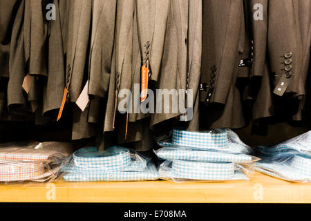 Reihe von Verkauf Sakkos in Herren Kleidung shop Stockfoto