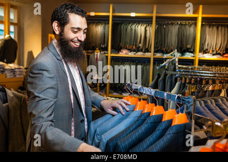 Blick auf Business-Jacke-Anzeige in Herren Kleidung Shop Schneider Stockfoto