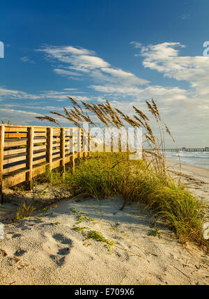 Die Sonne geht entlang einer Promenade auf Amelia Island. Stockfoto