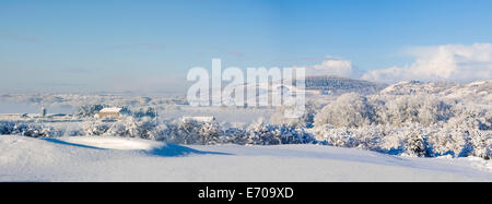 Eine Panorama-Szene des Schnees bedeckt Land und Golf grün Stockfoto