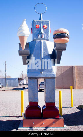 Roboter halten eine Eiswaffel und Hamburger vor einem Restaurant in Hatch New Mexico Stockfoto