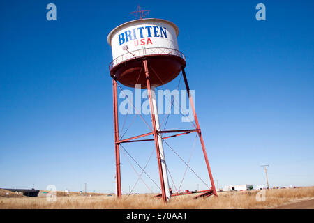 Britten schiefen Wasserturm in Bräutigam Texas Stockfoto