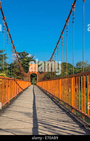 Brücke über den Nam Song River in Vang Vieng, Laos. Stockfoto