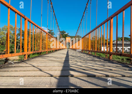 Brücke über den Nam Song River in Vang Vieng, Laos. Stockfoto