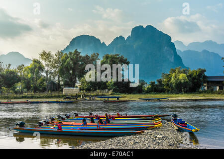 Schöne Landschaft am Fluss Nam Song in Vang Vieng, Laos. Stockfoto