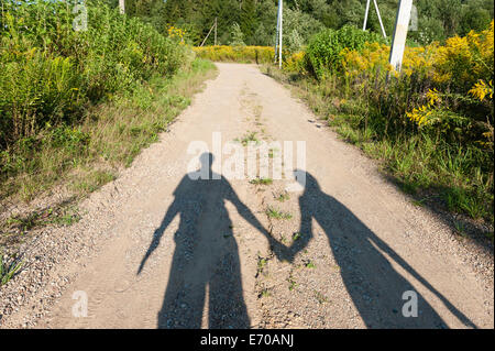 Theater der Schatten-jungen und Mädchen auf ländlichen Weg im Sommertag Stockfoto