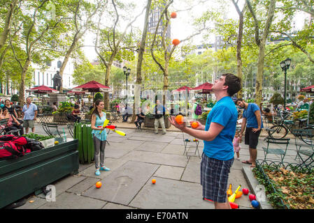 New York, USA. 1. September 2014. Der Bryant Park Jongleure andere Lehren und genießen Sie jonglieren mit einander im Bryant Park 2. September 2014 in New York City. Bildnachweis: Donald Bowers/Alamy Live News Stockfoto