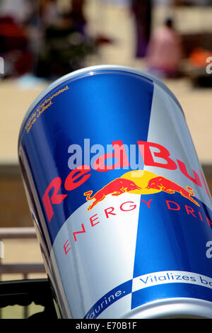 Red Bull Energy-Drink Promotion kann auf eine Lage am Strand Stockfoto