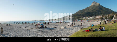 Panoramablick auf Menschen am Strand von Camps Bay, Löwenkopf im Hintergrund, Cape Town, Südafrika Stockfoto