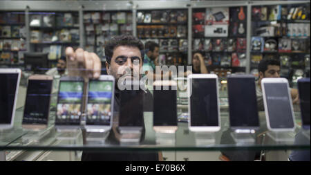 Teheran, Iran. 2. Sep, 2014. 2. September 2014 - Teheran - Iranerin Händler stellt seine Smartphone-Schaufenster im Rechenzentrum Teherans Paytakht (Hauptstadt). Morteza Nikoubazl/ZUMAPRESS © Morteza Nikoubazl/ZUMA Draht/Alamy Live-Nachrichten Stockfoto