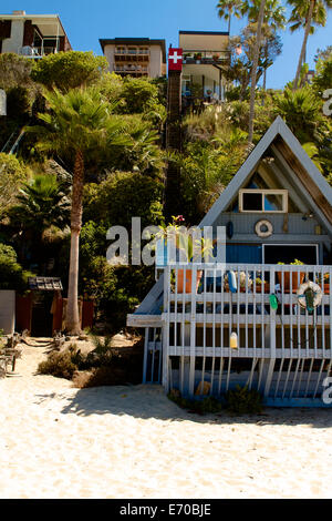 Kalifornische Küste auf einer Klippe am tausend Schritte Beach in Laguna Beach mit einem Strandhaus auf dem Sand nach Hause Stockfoto