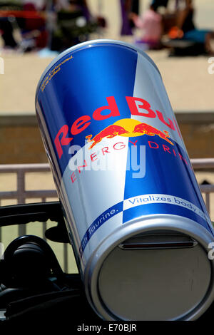 Red Bull Energy Drink Promotion kann montiert auf einem Mini auf eine Lage am Strand Stockfoto