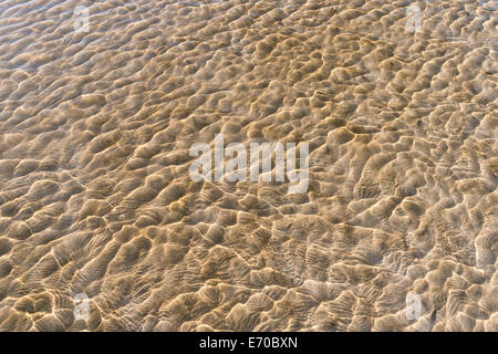 Klares Wasser kräuselt sich am Sandstrand, Noordhoek, Kapstadt, Südafrika Stockfoto