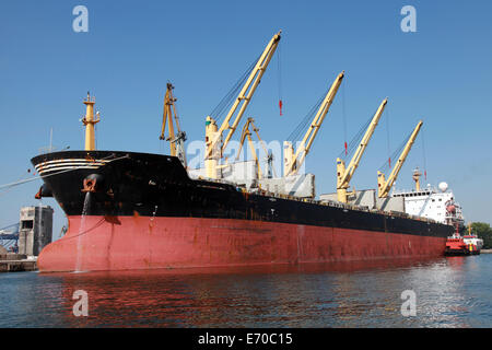 Große industrielle Frachter im Hafen laden Stockfoto