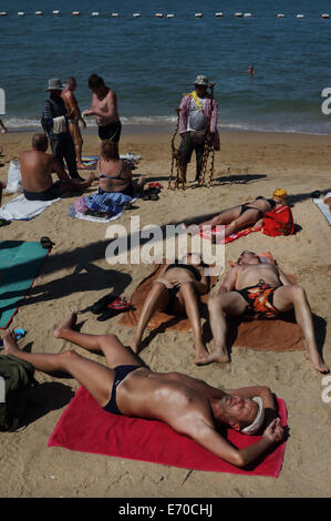 Eine russische Touristen ist Sonnenbaden am Strand von Pattaya in Thailand Stockfoto