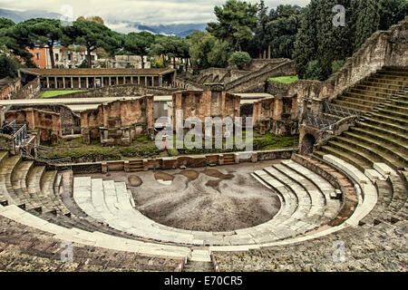 Ruinen eines kleinen Amphitheaters in Pompeji, Italien Stockfoto