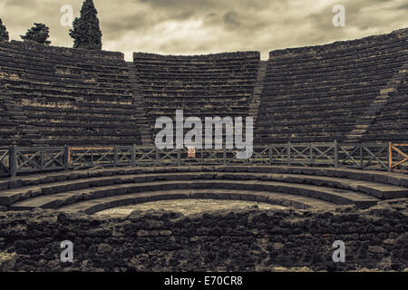 Ruinen eines kleinen Amphitheaters in Pompeji, Italien Stockfoto