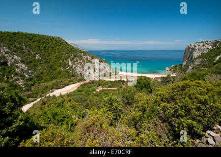 Golf-Blick auf Strand von Cala Luna aus dem Land, Dorgali, Cala Gonone, Orosei, Sardinien, Italien Stockfoto