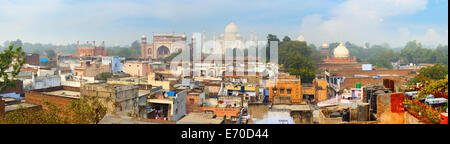 Panorama der antiken Stadt Agra, Indien. Dem berühmten Mausoleum Taj Mahal im Hintergrund Stockfoto