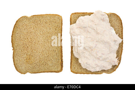 Draufsicht auf eine offene konfrontiert Thunfisch-Sandwich auf Vollkornbrot auf einem weißen Hintergrund. Stockfoto