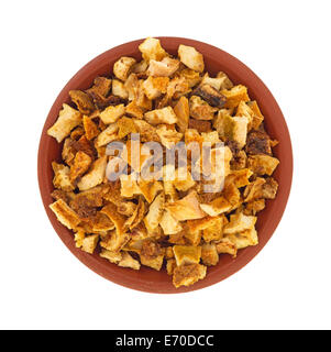 Draufsicht der getrockneten Orangenschalen Rinde in einer kleinen Schüssel auf einem weißen Hintergrund. Stockfoto