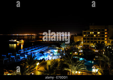 Aqaba ist Jordaniens einzige Küstenstadt. Blick vom Hotel Intercontinental, Eilat in Israel im Hintergrund. Stockfoto