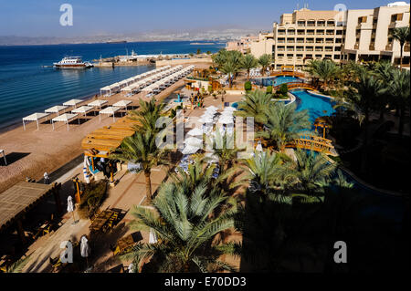 Aqaba ist Jordaniens einzige Küstenstadt. Blick vom Hotel Intercontinental, Eilat in Israel im Hintergrund. Stockfoto