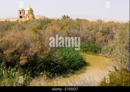 Jordanien. Bethany ist die Siedlung und die Region wo Johannes der Täufer lebte und getauft. Die griechisch-orthodoxe Kirche und dem Jordan. Stockfoto