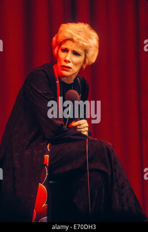 Joan Rivers, ca. 1975, Durchführung live Stand-up Comedy in Lancaster, PA. Host Farm Hotel Kabarett. Stockfoto