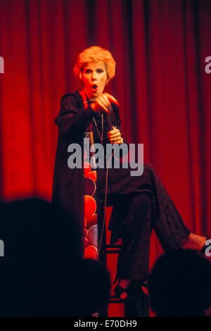 Joan Rivers, ca. 1975, Durchführung live Stand-up Comedy in Lancaster, PA. Host Farm Hotel Kabarett. Stockfoto