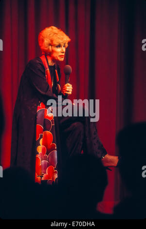 Joan Rivers, ca. 1975, Durchführung live Stand-up Comedy in Lancaster, PA. Host Farm Hotel Kabarett. Stockfoto