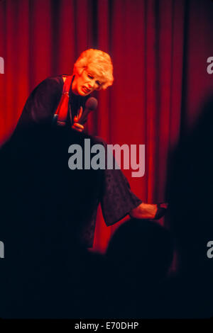 Joan Rivers, ca. 1975, Durchführung live Stand-up Comedy in Lancaster, PA. Host Farm Hotel Kabarett. Stockfoto