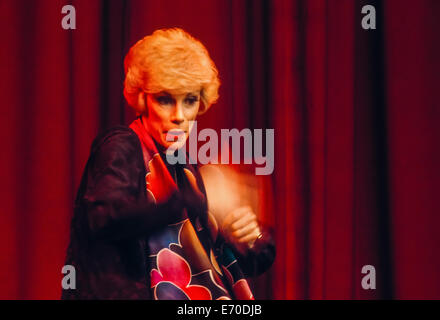 Joan Rivers, ca. 1975, Durchführung live Stand-up Comedy in Lancaster, PA. Host Farm Hotel Kabarett. Stockfoto