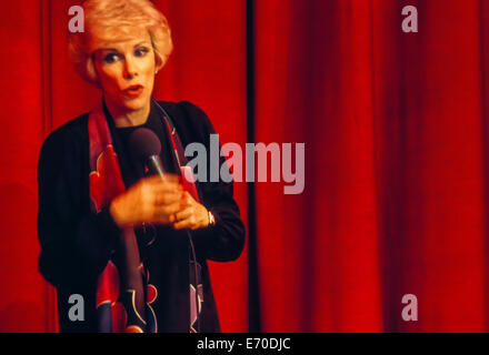 Joan Rivers, ca. 1975, Durchführung live Stand-up Comedy in Lancaster, PA. Host Farm Hotel Kabarett. Stockfoto