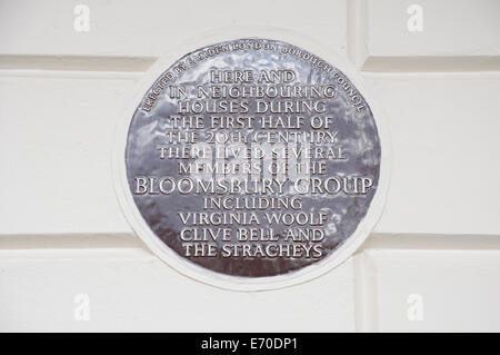 Eine keramische Tafel 50 Gordon Square in Camden, die Heimat für mehrere Mitglieder der Bloomsbury Gruppe einschließlich Virginia Woolf. London, England. Stockfoto