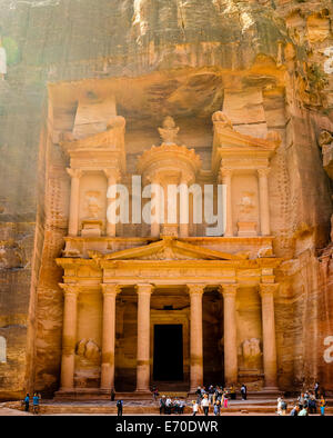 Petra ist Jordaniens meistbesuchte Touristenattraktion. Al Khazneh, The Treasury ist das berühmteste Bauwerk. Stockfoto