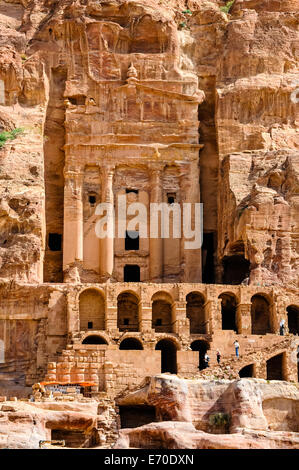 Petra ist Jordaniens meistbesuchte Touristenattraktion. Fels gehauenen Grab. Stockfoto